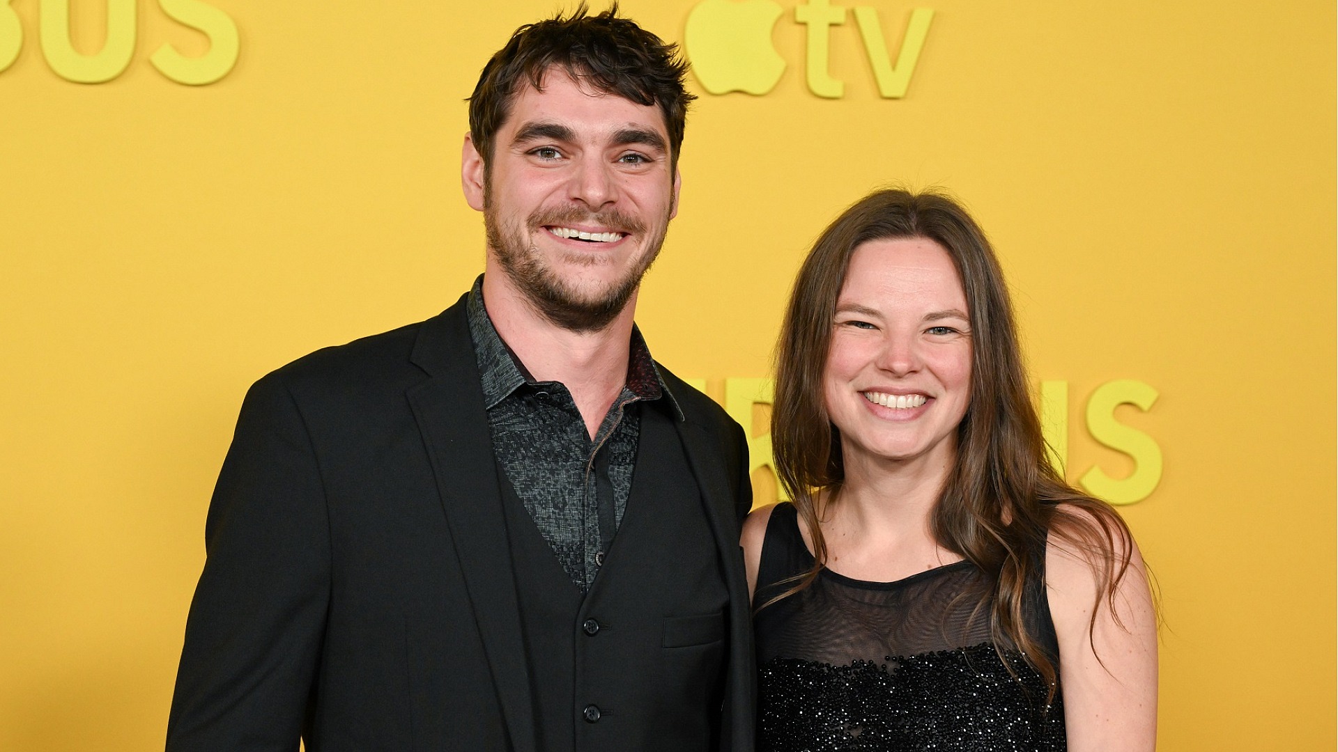 RJ Mitte'nin nişanlısı ve annesi arasında kaldı
