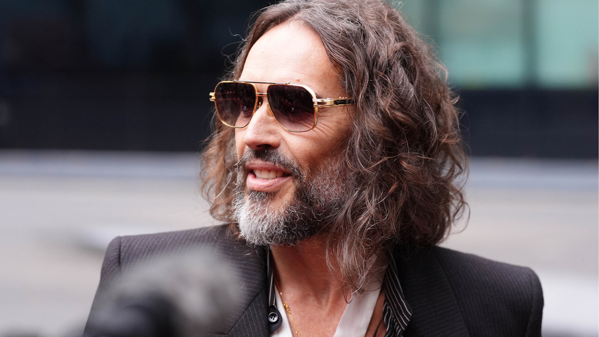 Russell Brand, altı kadına cinsel istismar suçlamasıyla yargılanıyor