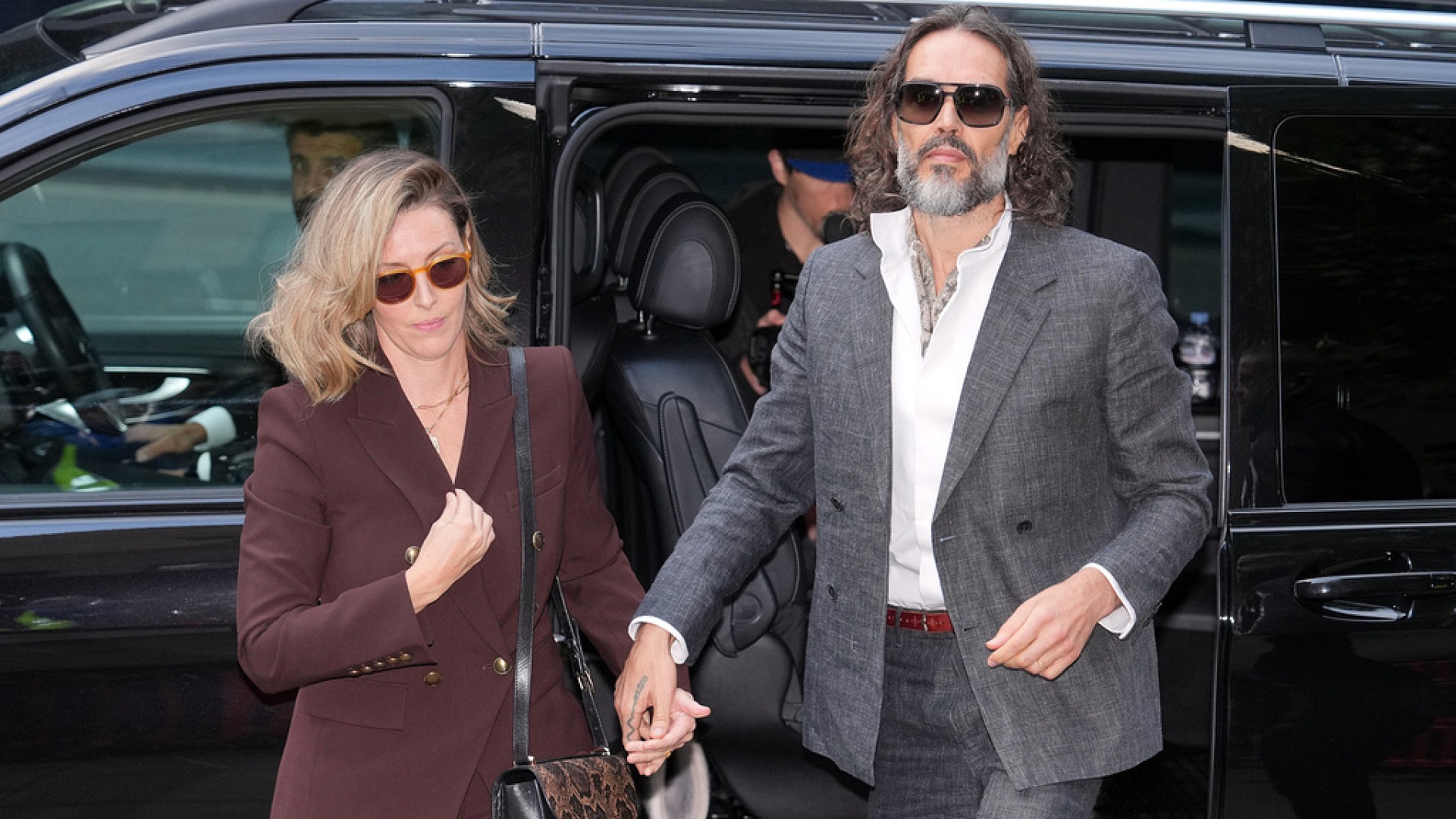 Russell Brand cinsel saldırı duruşmasında eşiyle birlikte