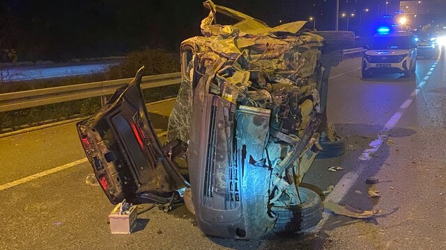 Sakarya'da devrilen hafif ticari aracın sürücüsü öldü
