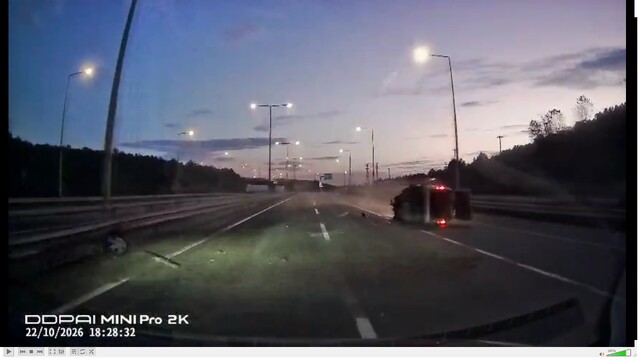 Sakarya'da devrilen kamyonetin sürücüsü hayatını kaybetti
