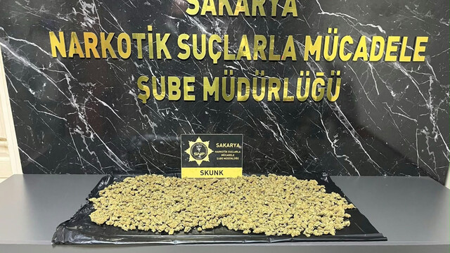 Sakarya'da durdurulan araçta 950 gram uyuşturucu bulundu