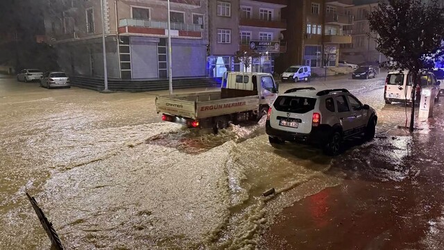Sakarya'da etkili sağanak yağış Kaynarca'yı vurdu