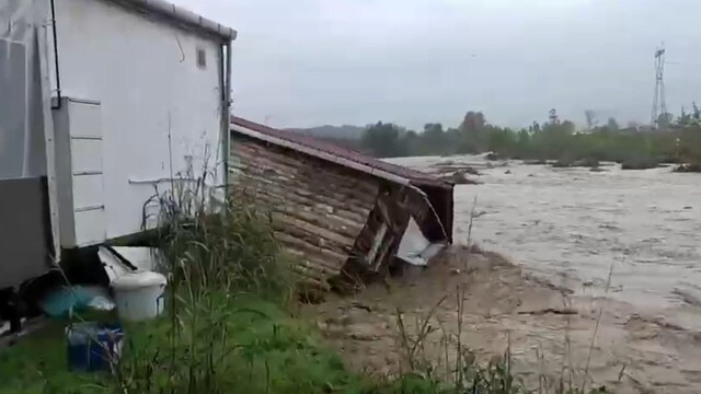 Sakarya'da etkili selde iki ev sulara kapılarak sürüklendi