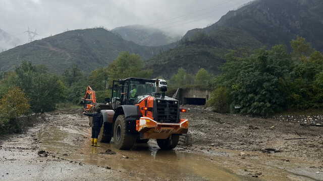 Sakarya'da heyelan nedeniyle iki mahalleye giden yol kapandı