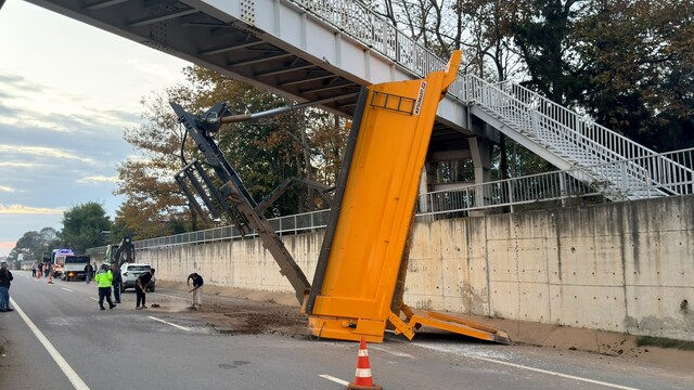 Sakarya'da kamyonun açık damperi üst geçide takıldı