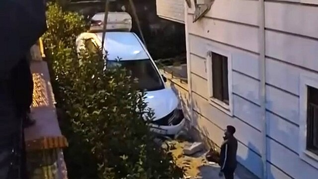 Sakarya'da otomobil apartmanın ikinci katına çarptı