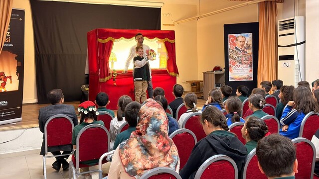 Sakarya'da minik öğrenciler Hacivat ve Karagöz ile eğlendi