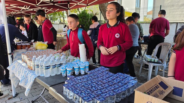 Sakarya'da öğrenciler hayır kermesi düzenledi