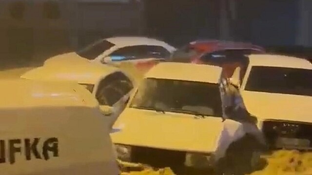 Sakarya'da sağanak sonrası araçlar sular altında kaldı