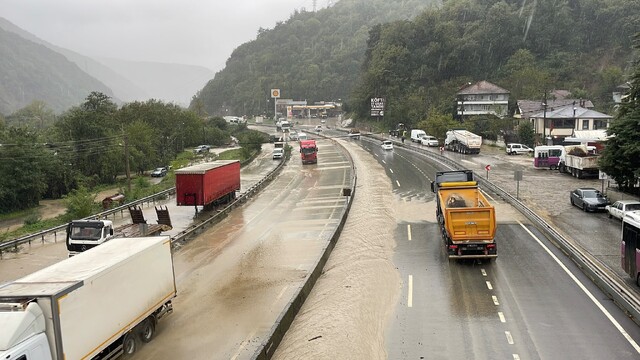 Sakarya'da sağanak sonrası yollar suyla kaplandı