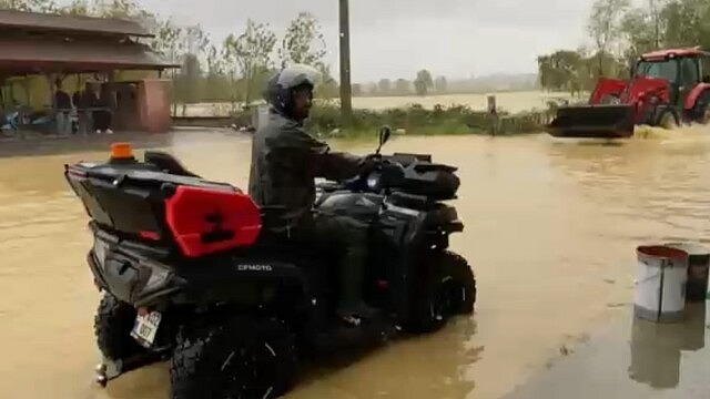 Sakarya'da sağanak yağış dereleri taşırdı, yol kapandı