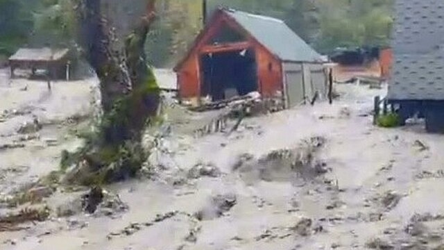 Sakarya'da sağanak yağış nedeniyle evler su bastı