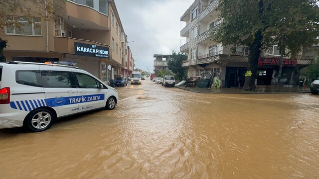 Sakarya'da sağanak yağış yolları suyla kapladı