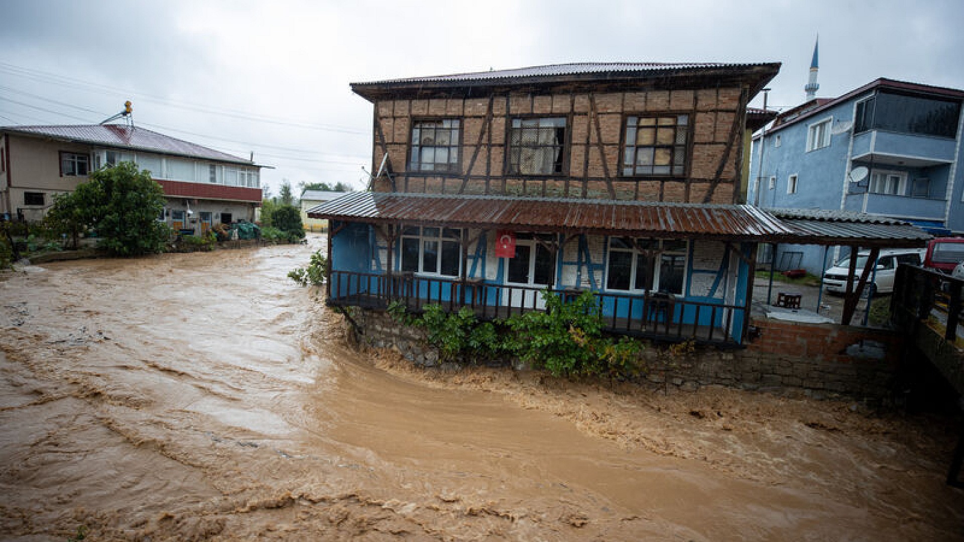 Sakarya ve Kocaeli'de sağanak yaşamı etkiliyor