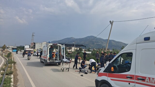 Samandağ'da motosiklet tıra çarptı: 1 ölü, 2 yaralı