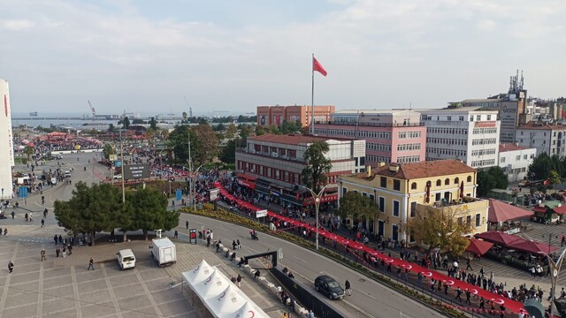 Samsun'da 1919 metrelik bayrakla Cumhuriyet yürüyüşü yapıldı