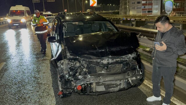 Samsun'da düğüne giden otomobil bariyere çarptı: 1 yaralı