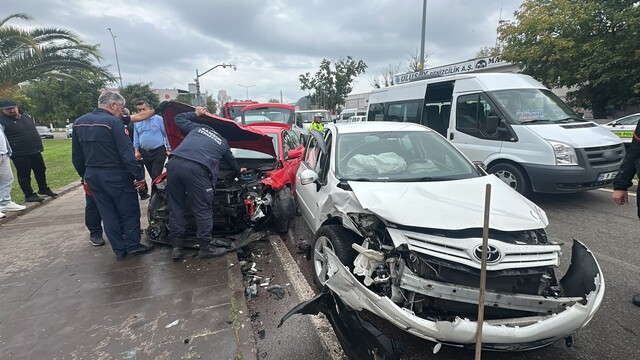 Samsun'da iki otomobil kafa kafaya çarpıştı: 2 yaralı