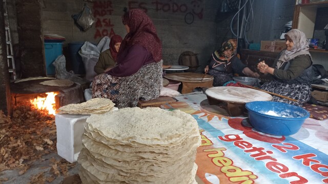 Samsun'da kadınlar imece usulü yufka yapıyor