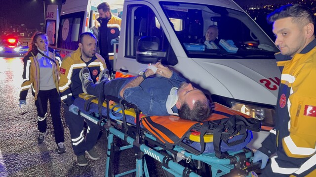 Samsun'da otomobil refüje çıktı, 2 kişi yaralandı