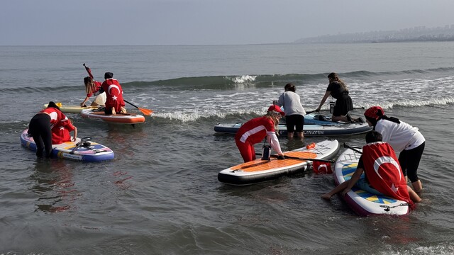 Samsun'da sporcular SUP tahtasıyla Karadeniz'e açıldı