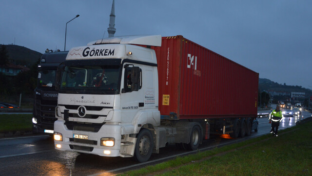 Samsun'da tırla çarpışan otomobilde 2 kişi yaralandı