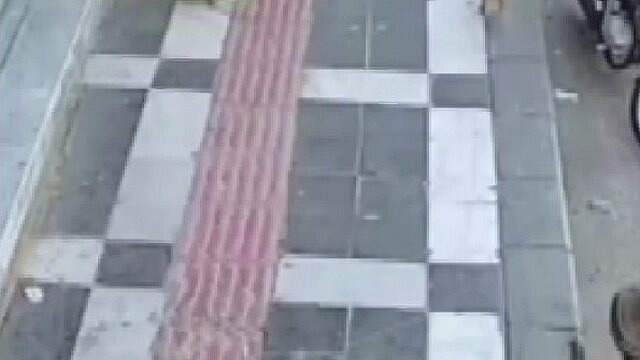 Şanlıurfa'da ağabey yardım etmesi kamerada