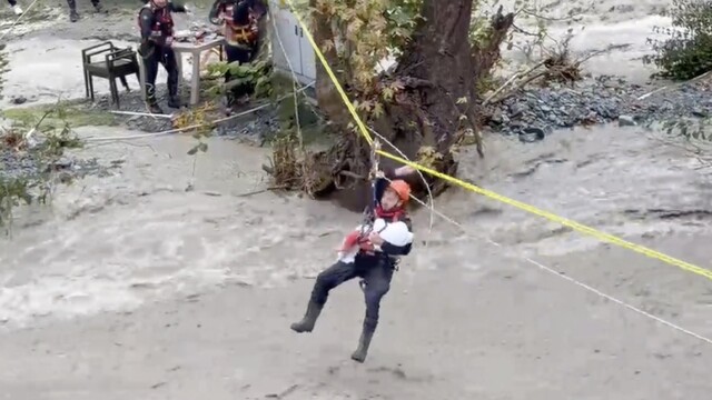 Jandarma Sapanca'da seldeki bebeği kurtardı