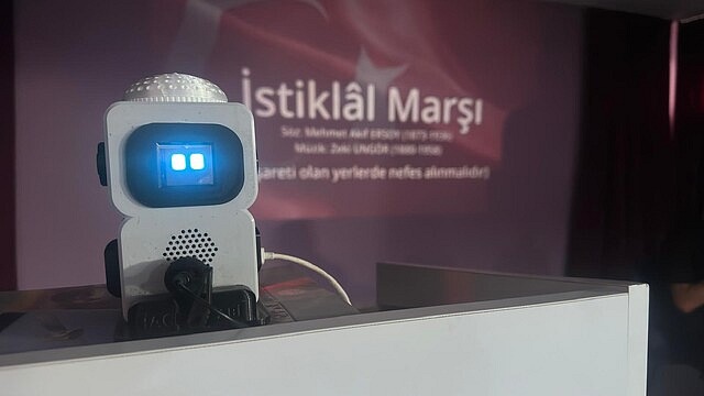 Saraylar Anadolu İmam Hatip Ortaokulu'nda robot 'Hacı Abi'