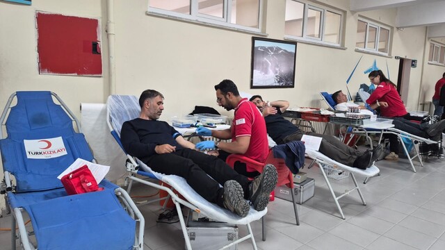 Sarıkamış'ta üniversite öğrencileri Kızılay'a kan bağışladı