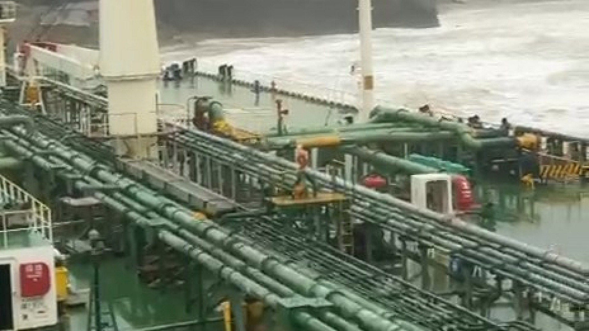 Sarıyer'de sürüklenen ham petrol tankeri karaya oturdu