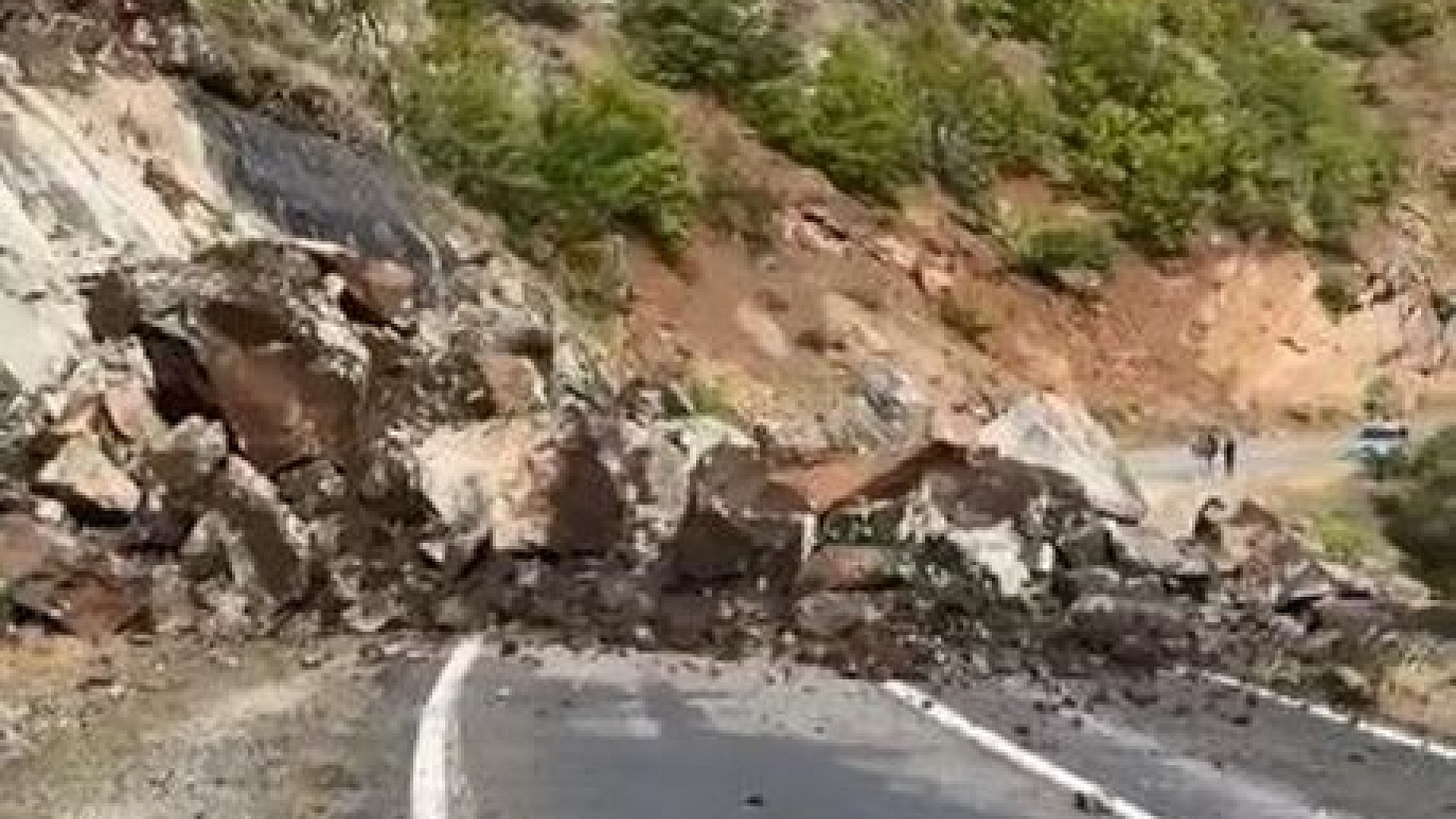 Şavşat'ta meydana gelen heyelan köy yolunu kapattı