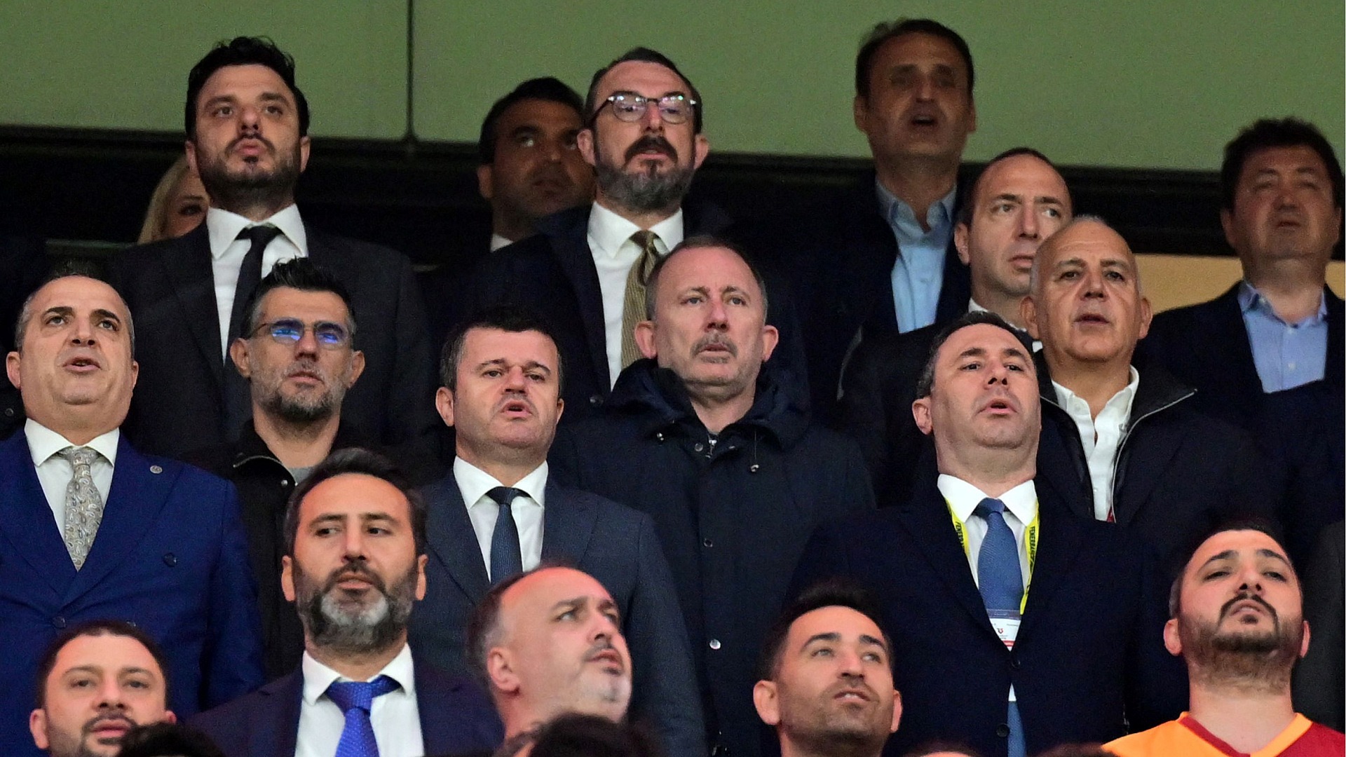 Sergen Yalçın, derbiyi protokol tribününden izledi