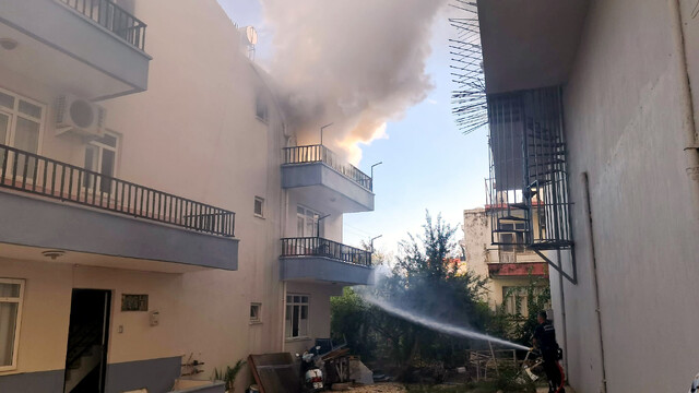 Serik'te yangında balkona tırmanarak kedi kurtardı