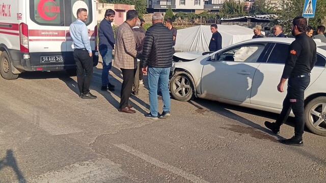 Siirt'te otomobil ve hafif ticari araç çarpıştı, 3 yaralı