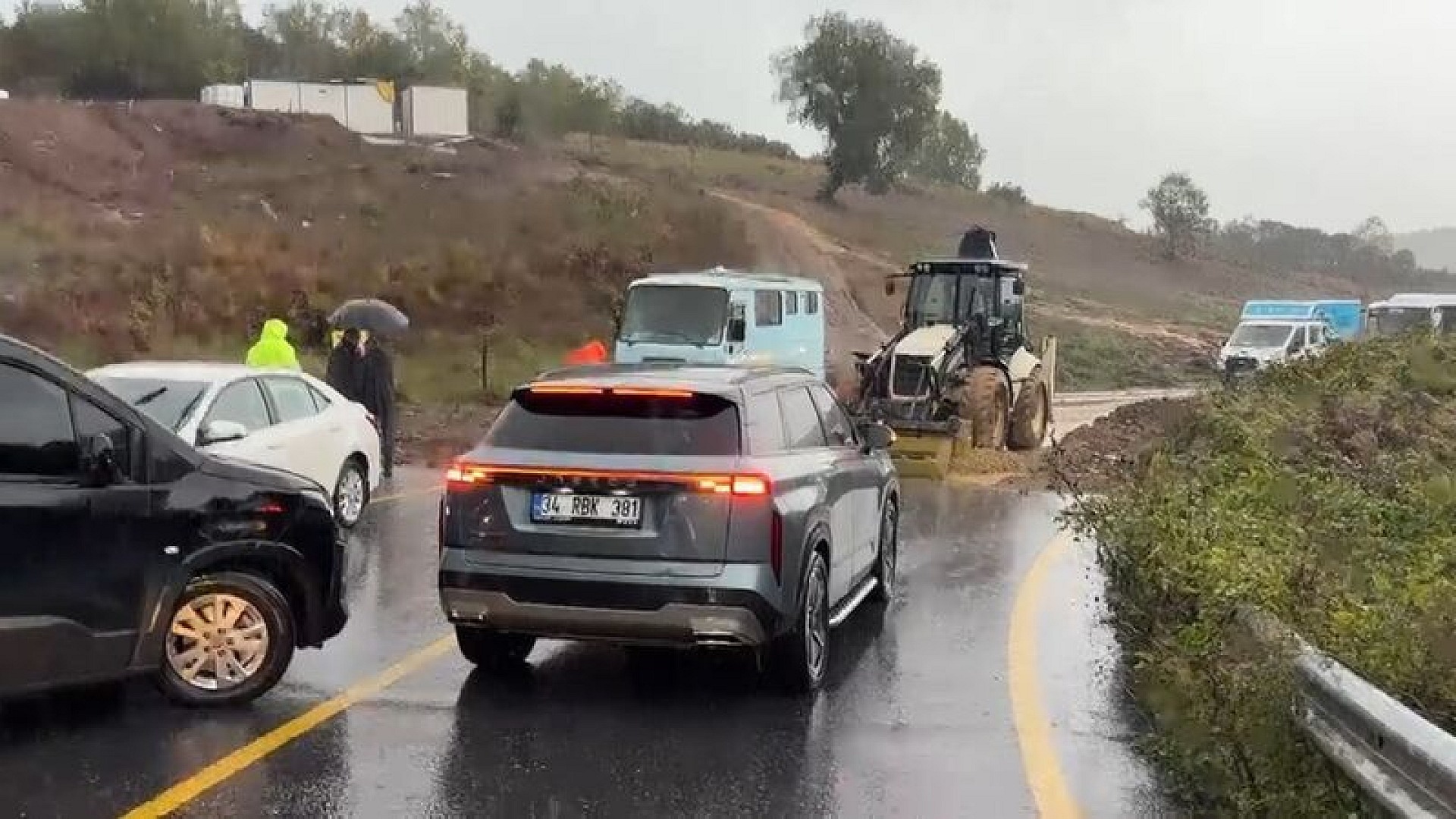 Şile'de iki bölgede toprak kayması nedeniyle yollar kapandı