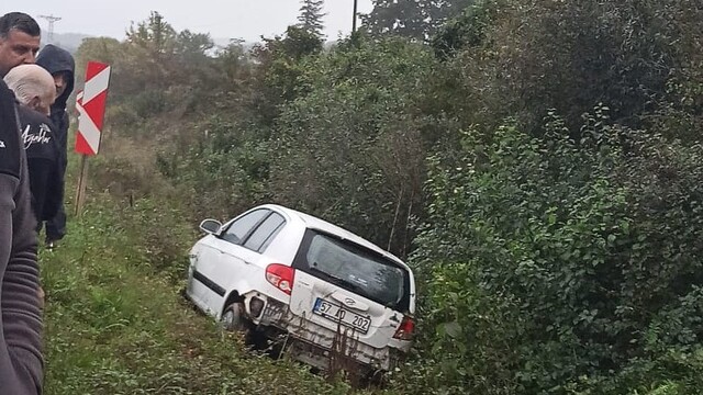 Sinop'ta otomobil şarampole devrildi, 4 kişi yaralandı