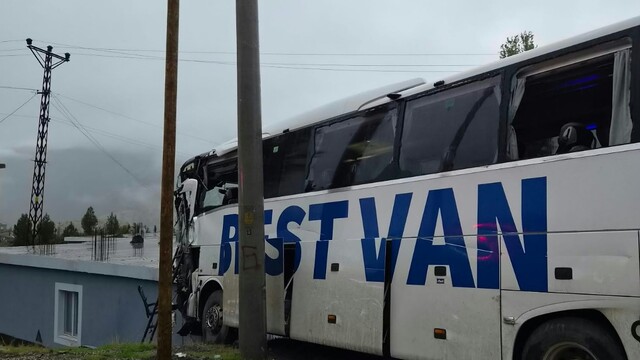 Şırnak'ta yolcu otobüsü ile TIR çarpıştı: 1 ölü, 14 yaralı