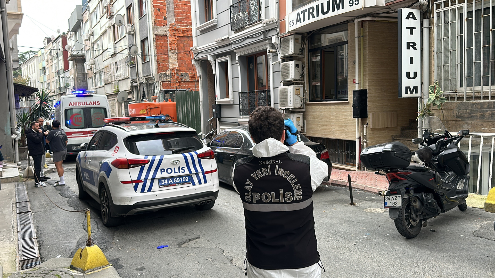 Sisli'de 26 yaşındaki kadın çatıdan düştü