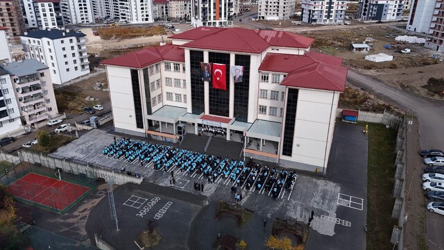 Sivas'ta 850 öğrenci Cumhuriyet şarkıları söyledi