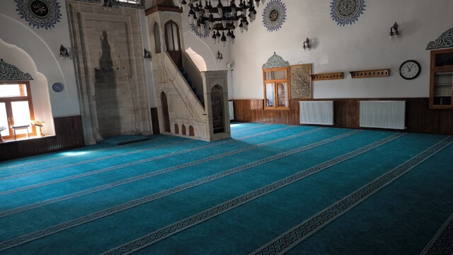 Sivas'ta caminin halıları hayır şartıyla yenilendi