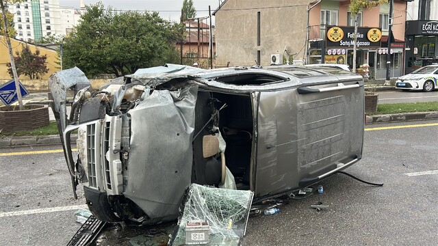 Sivas'ta hafif ticari araç devrildi, 4 kişi yaralandı