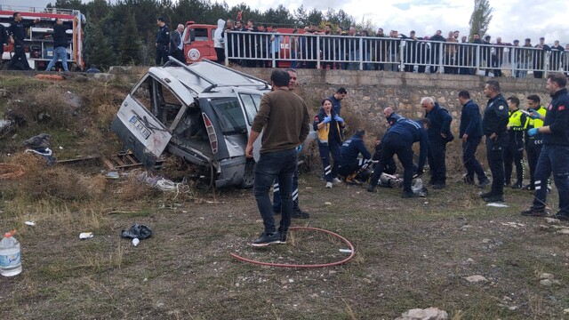 Sivas'ta hafif ticari araç şarampole uçtu: 1 ölü, 4 yaralı