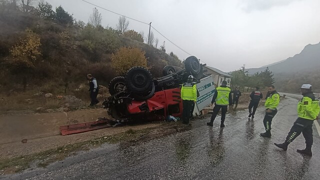 Sivas'ta seyyar tamir aracı devrildi: 3 yaralı