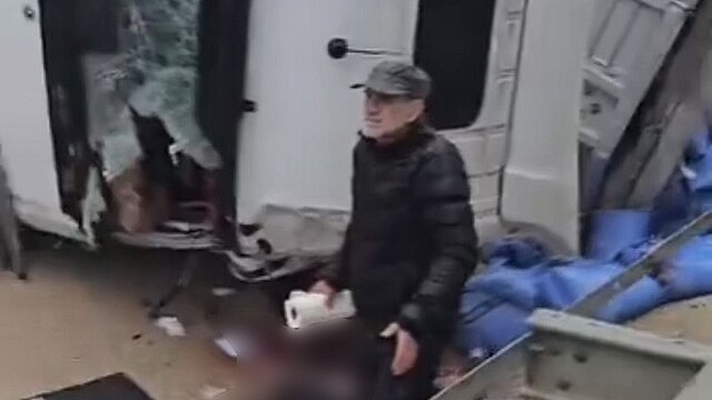 Sivrihisar'da tır devrildi: 1 ağır yaralı