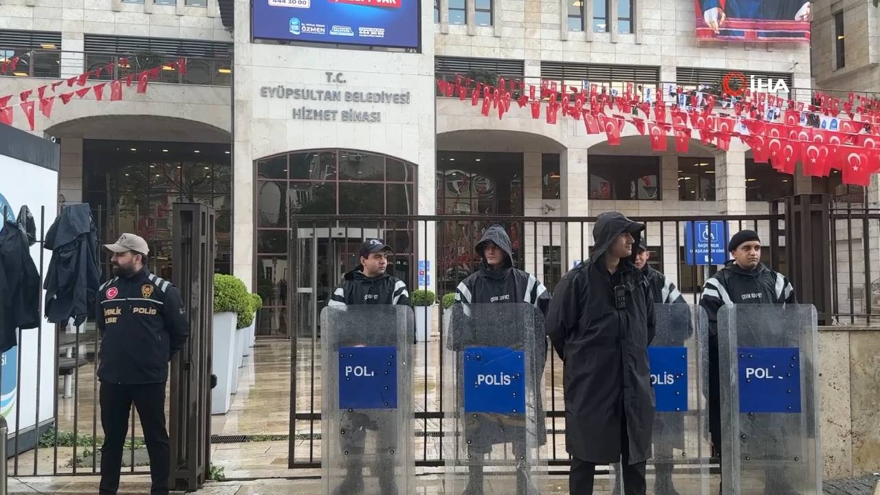 Siyasilerden Eyüpsultan Belediyesi'ne operasyon tepkisi