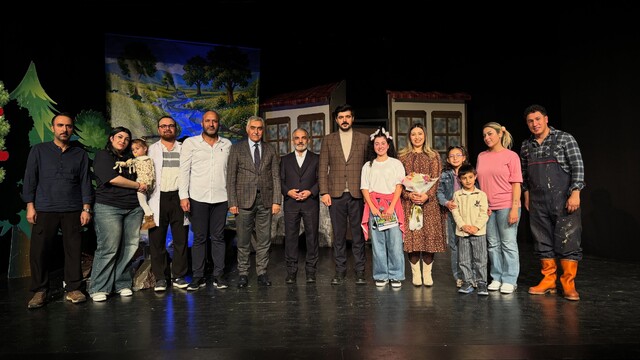 Su muhafızı duru oyunu Erzurum'da çocuklarla buluştu