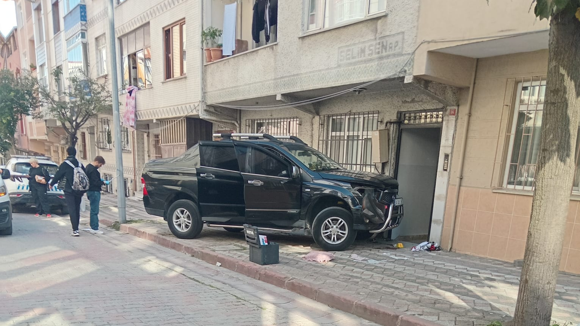 Sultangazi'de parkta kocasına çarpan kadın gözaltına alındı