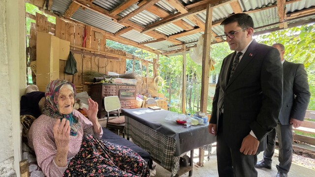 Sumbas Kaymakamı Hakan Kara, köyde vatandaşları dinledi